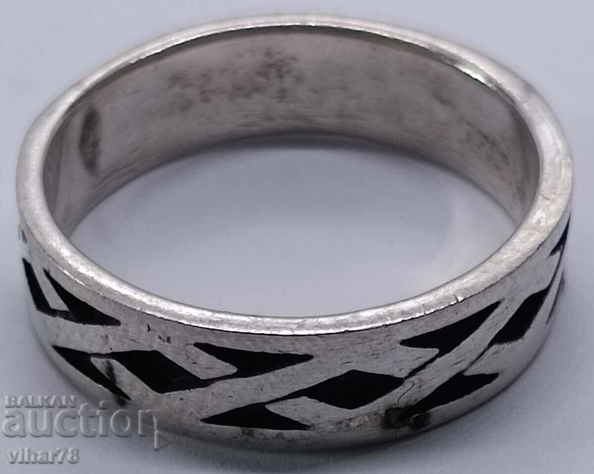 Un inel de argint cu preț 45.99 BGN | € 23.51 Un inel de argint cu preț 45.99 BGN | € 23.51