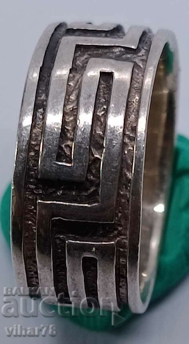 Auction A silver ring Auction A silver ring