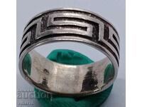 Ένα ασημένιο δαχτυλίδι