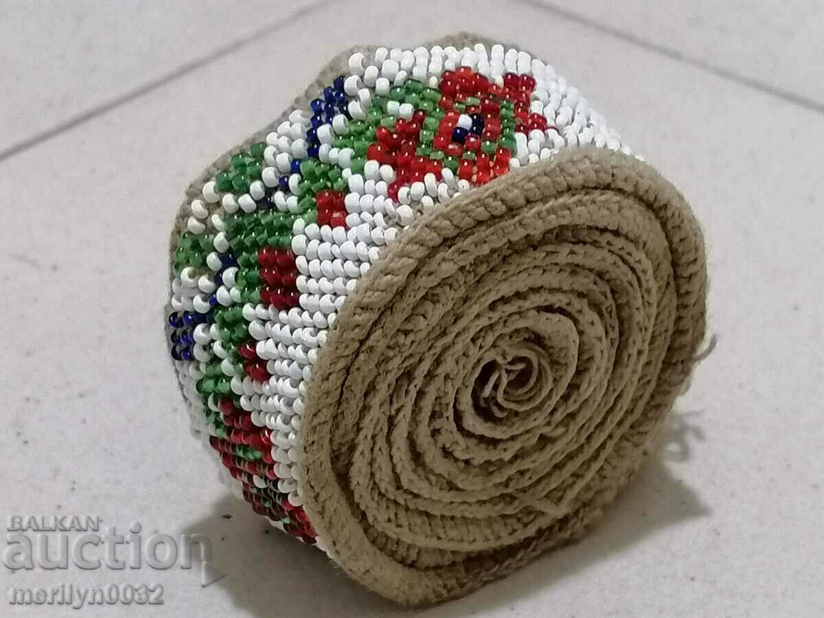 Costum de la începutul secolului XX cu centură cu mărgele Costum de la începutul secolului XX cu centură cu mărgele