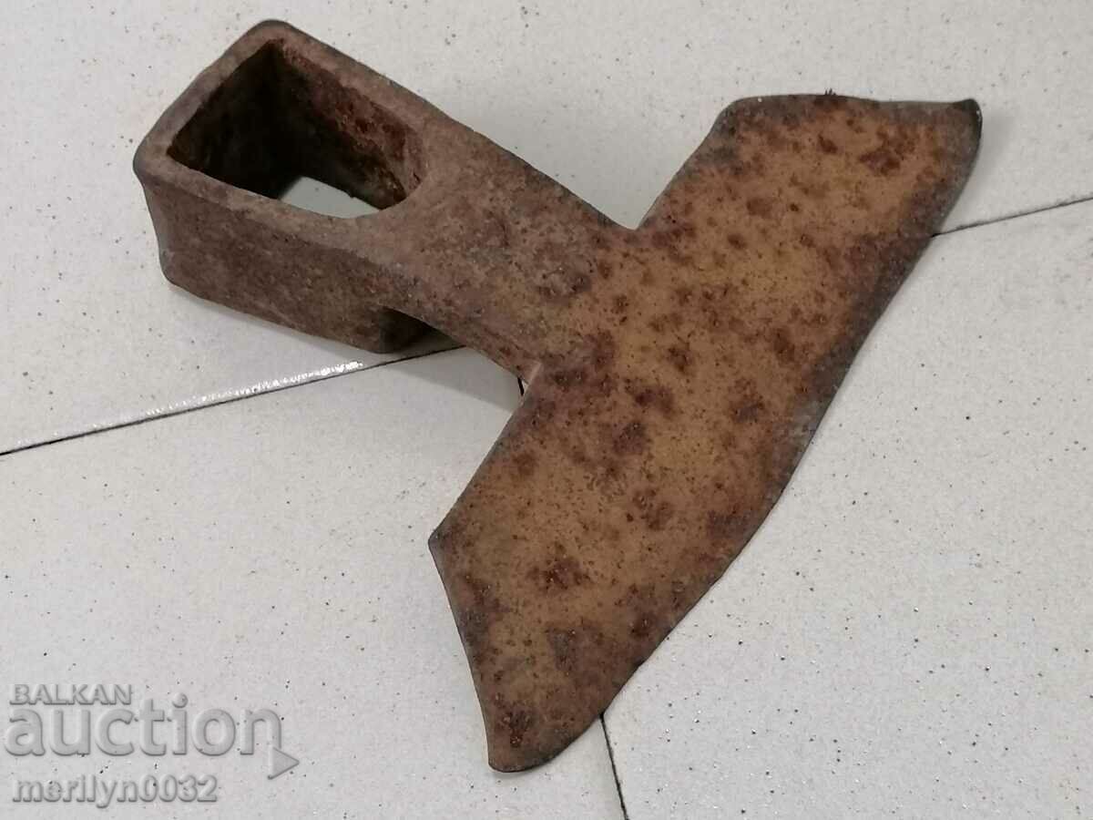 Auction  Old hoe, farm tool, pitchfork, wrought iron