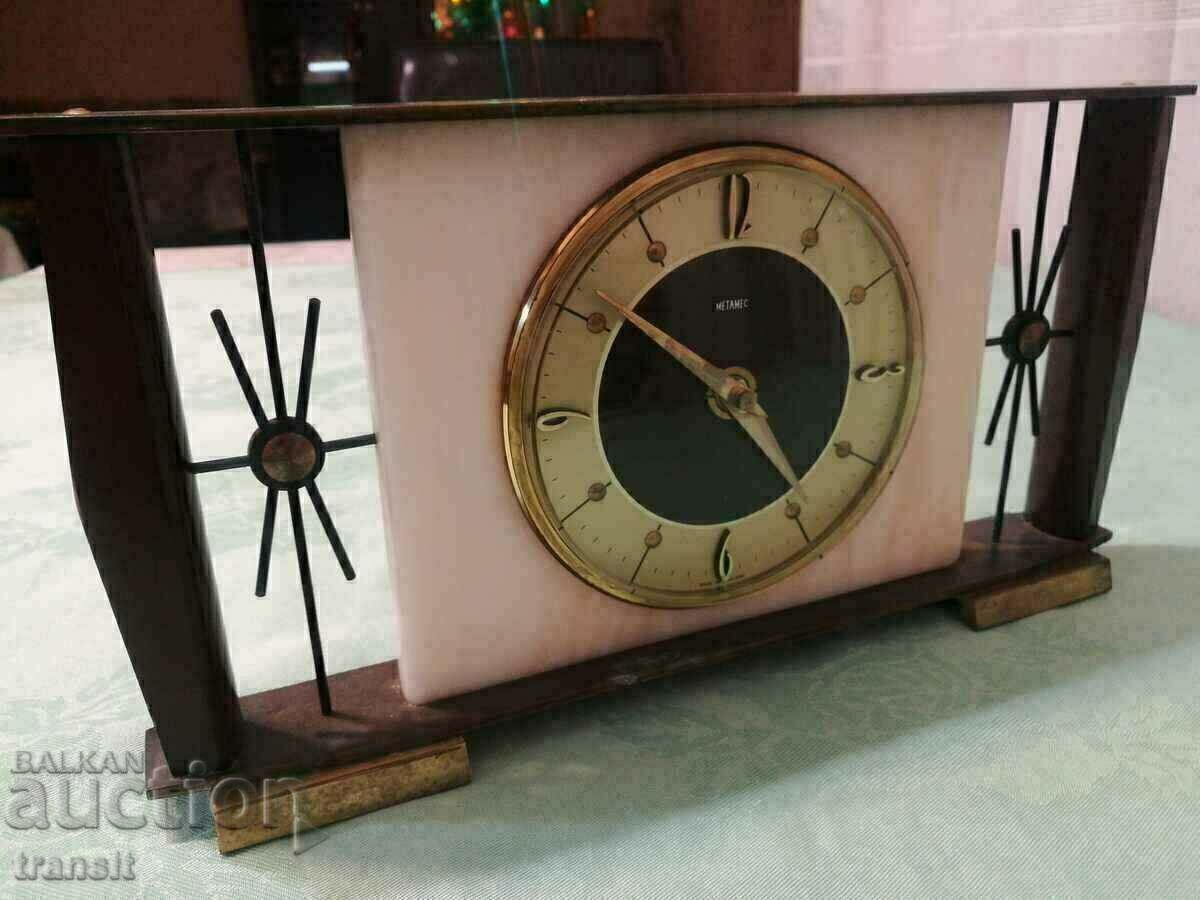 Auction Metamec clock, mechanical 8 day. Auction Metamec clock, mechanical 8 day.