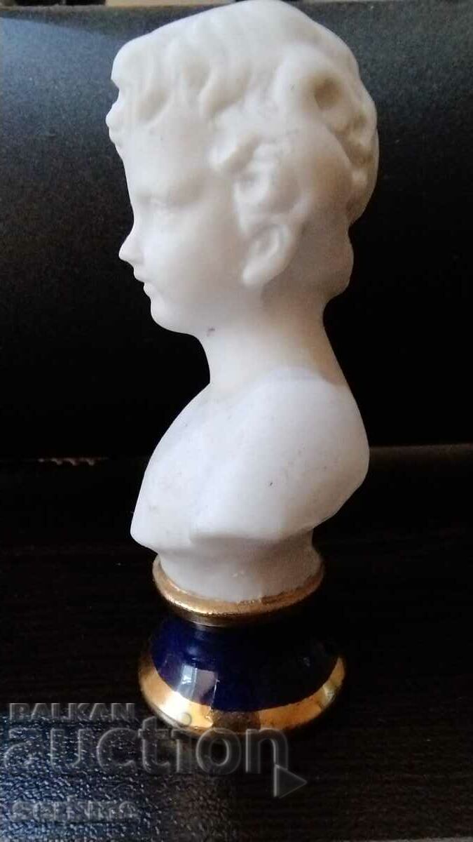 Porcelain figure with price 15.00 BGN | € 7.67
