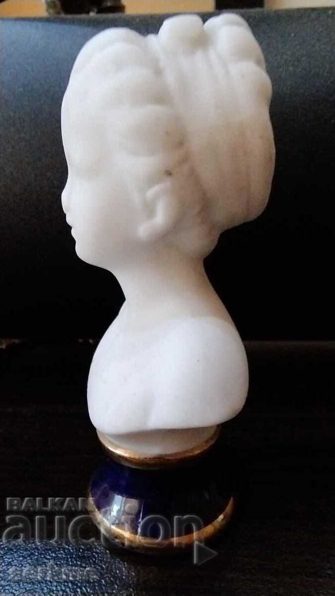 Порцеланова фигура с цена 15.00 лв. | € 7.67 Порцеланова фигура с цена 15.00 лв. | € 7.67