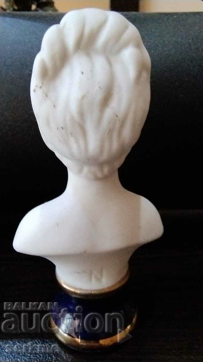 Аукцион Порцеланова фигура Аукцион Порцеланова фигура