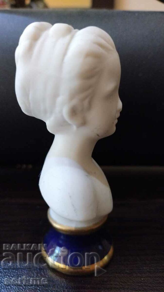 Доставка на Порцеланова фигура Доставка на Порцеланова фигура