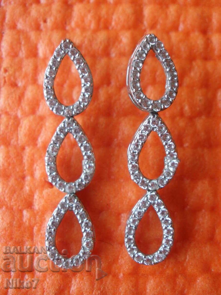 Spectacular silver earrings with stones.