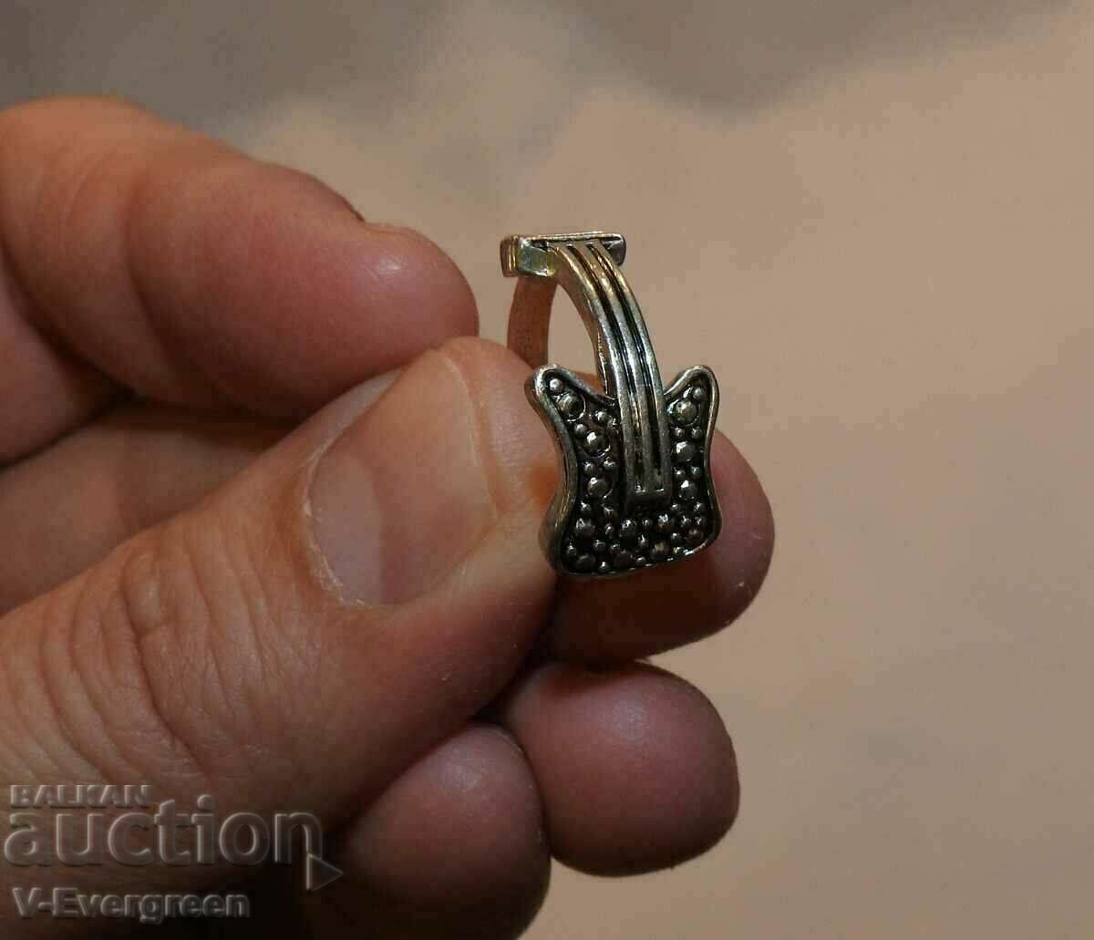 A spectacular rocker ring