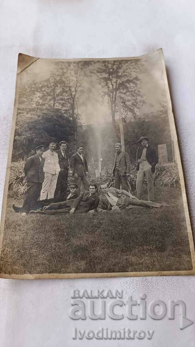 Fotografie Iskrets Bărbați pe o pajiște în parc 1923
