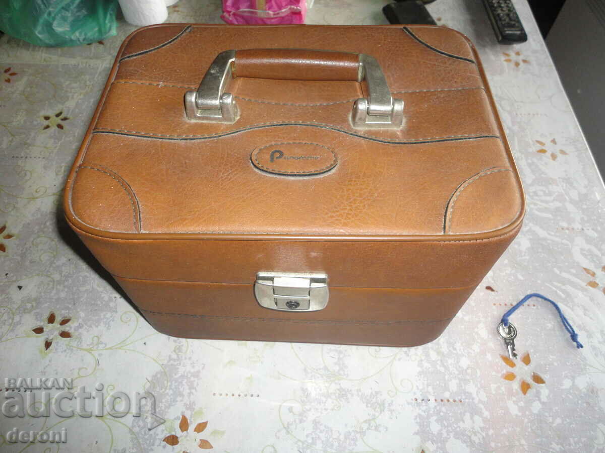 Women's leather bag with mirror with price 30.00 BGN | € 15.34 Women's leather bag with mirror with price 30.00 BGN | € 15.34