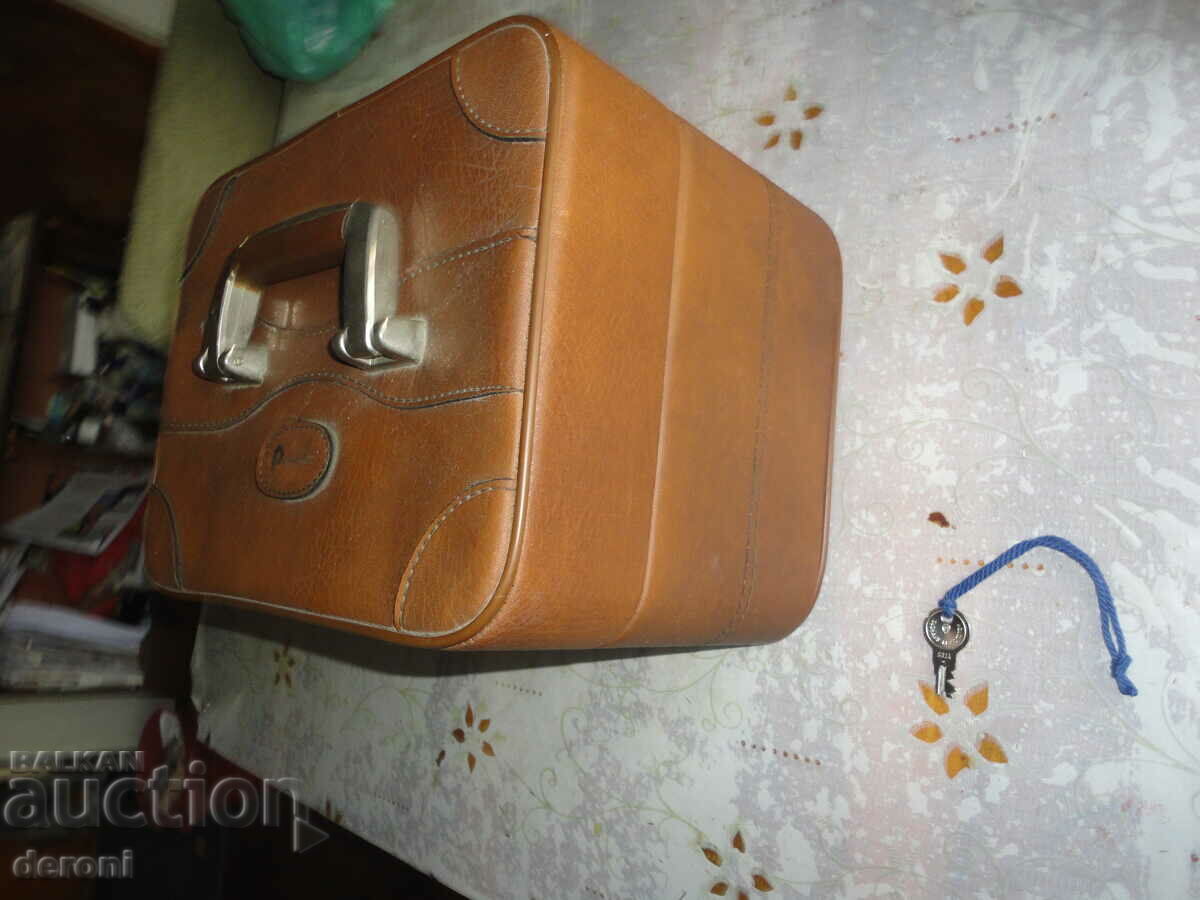 Delivery of Women's leather bag with mirror Delivery of Women's leather bag with mirror