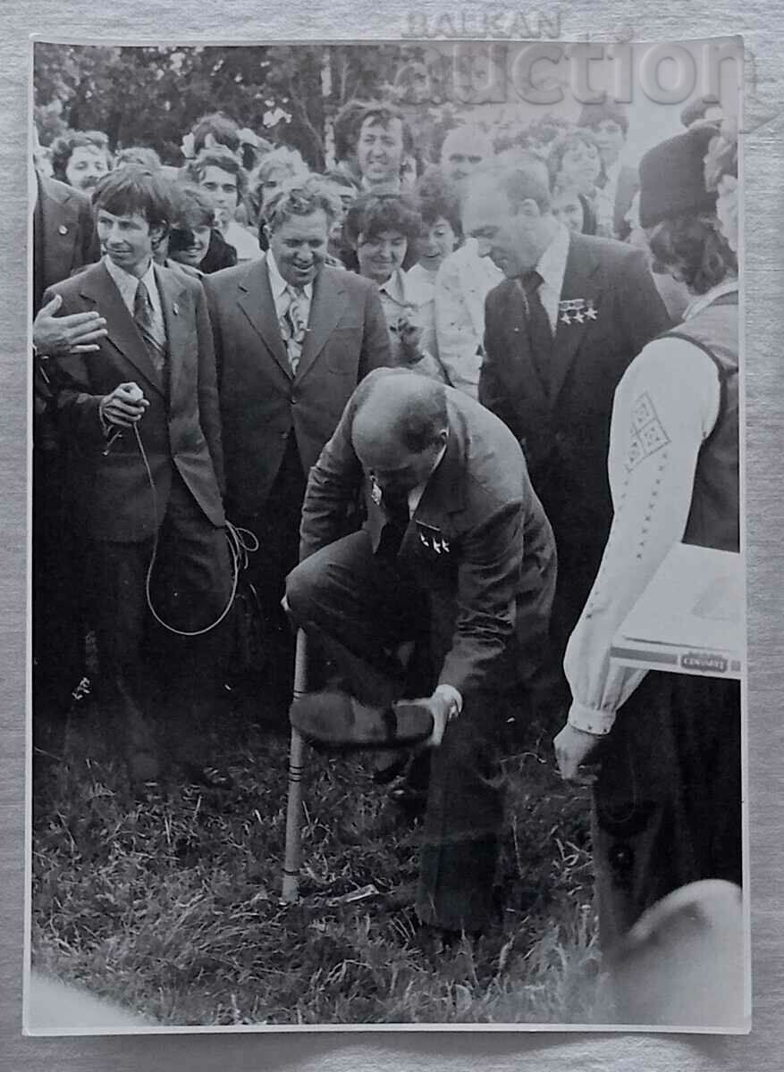 Auction COSMOS N.RUKAVISHNIKOV USSR COSMONAUT PHOTOS LOT 1979 Auction COSMOS N.RUKAVISHNIKOV USSR COSMONAUT PHOTOS LOT 1979