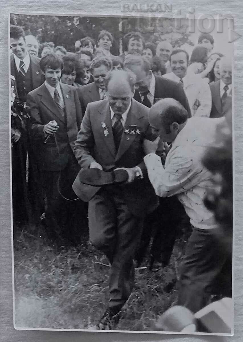 Delivery of COSMOS N.RUKAVISHNIKOV USSR COSMONAUT PHOTOS LOT 1979 Delivery of COSMOS N.RUKAVISHNIKOV USSR COSMONAUT PHOTOS LOT 1979