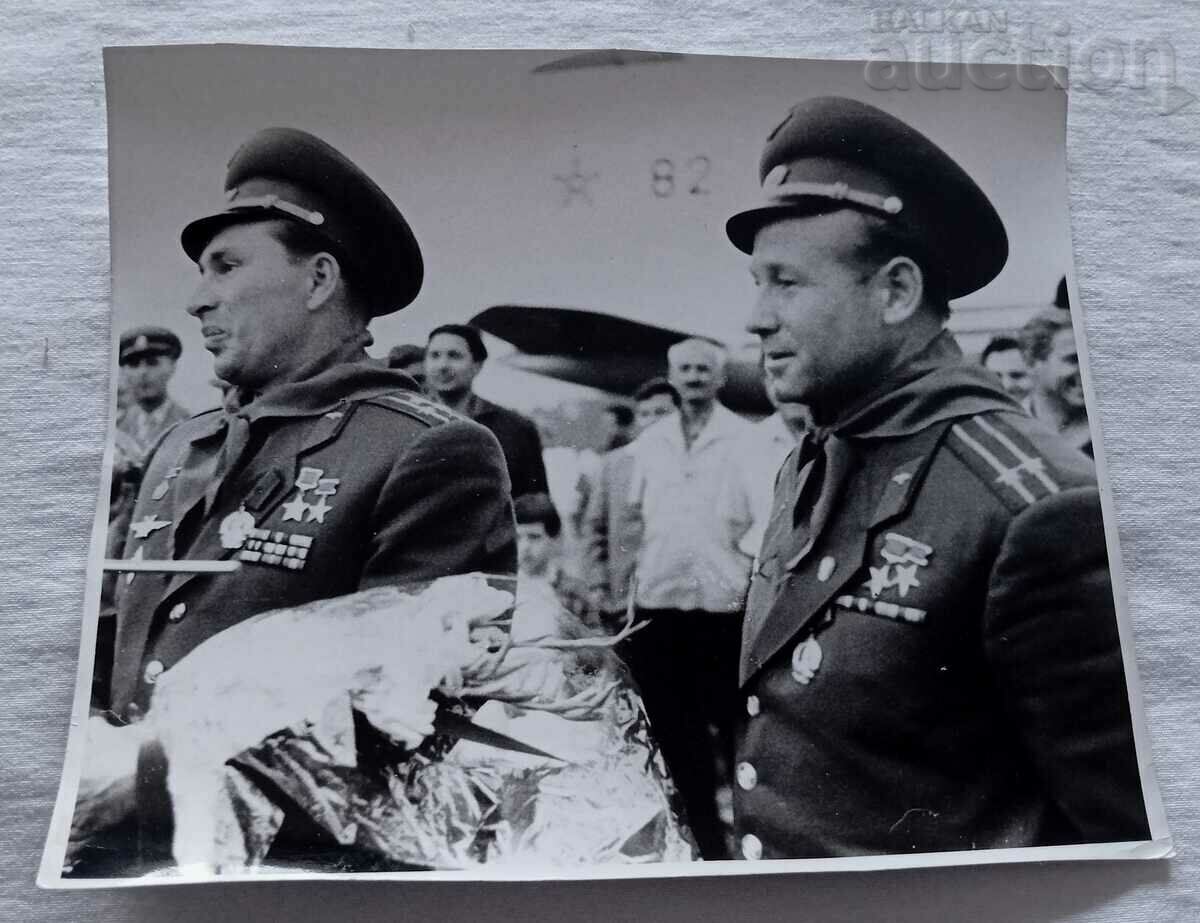 COSMONAVTS BELYAEV LEONOV ΕΣΣΔ ΑΕΡΟΔΡΟΜΙΟ ΦΩΤΟ 1965