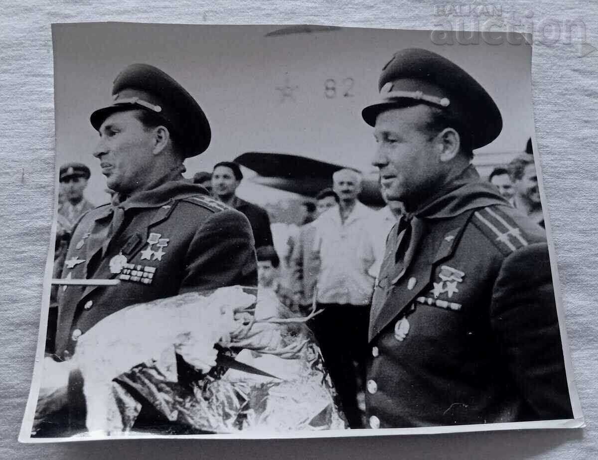 COSMONAVTS BELYAEV LEONOV USSR AIRPORT PHOTO 1965