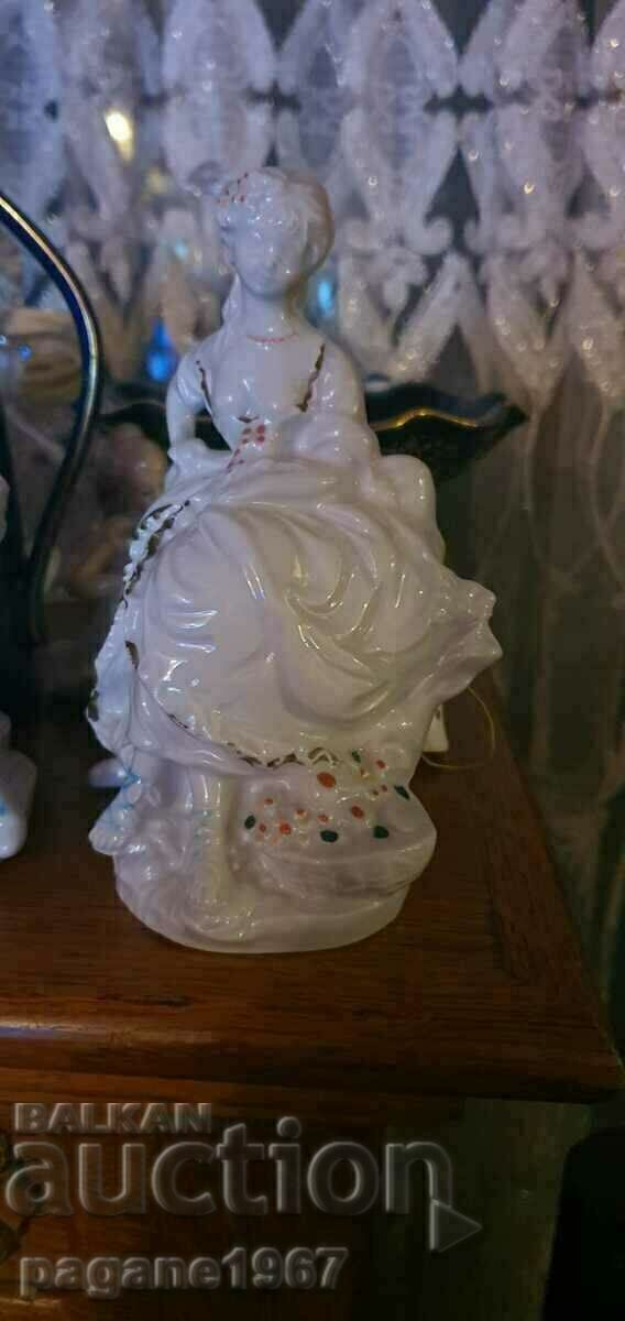 Set Două figurine din porțelan cu marcaje cu preț 60.00 BGN | € 30.68 Set Două figurine din porțelan cu marcaje cu preț 60.00 BGN | € 30.68