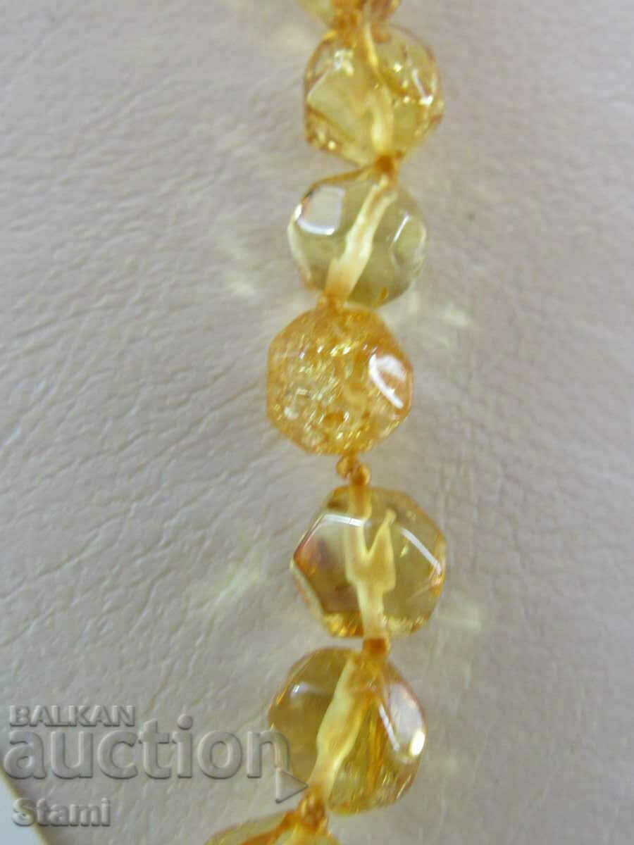 Colier cerc pentru femei din chihlimbar baltic premium cu preț 220.00 BGN | € 112.48 Colier cerc pentru femei din chihlimbar baltic premium cu preț 220.00 BGN | € 112.48