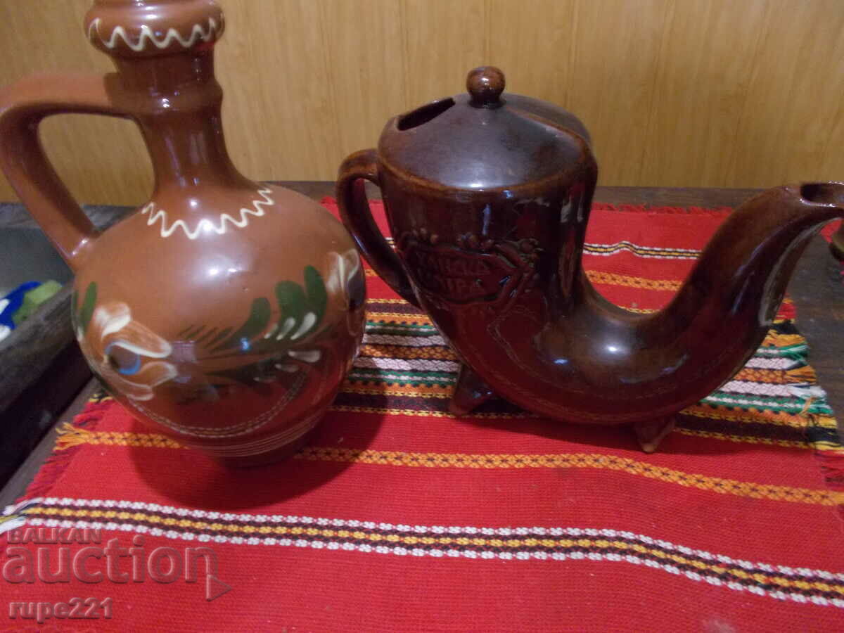 O mulțime de vase de vin din ceramică vechi