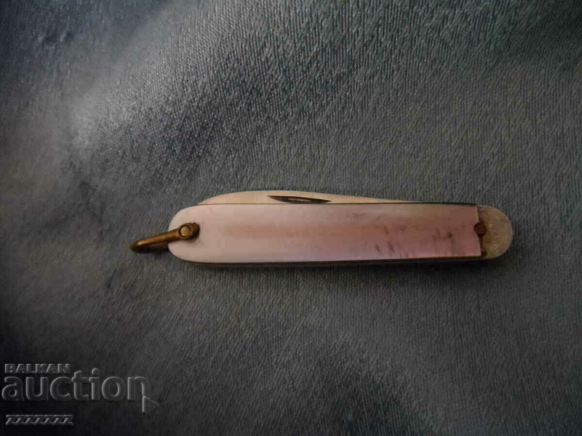 un vechi cuțit de buzunar cu preț € 7.67 | 15.00 BGN un vechi cuțit de buzunar cu preț € 7.67 | 15.00 BGN