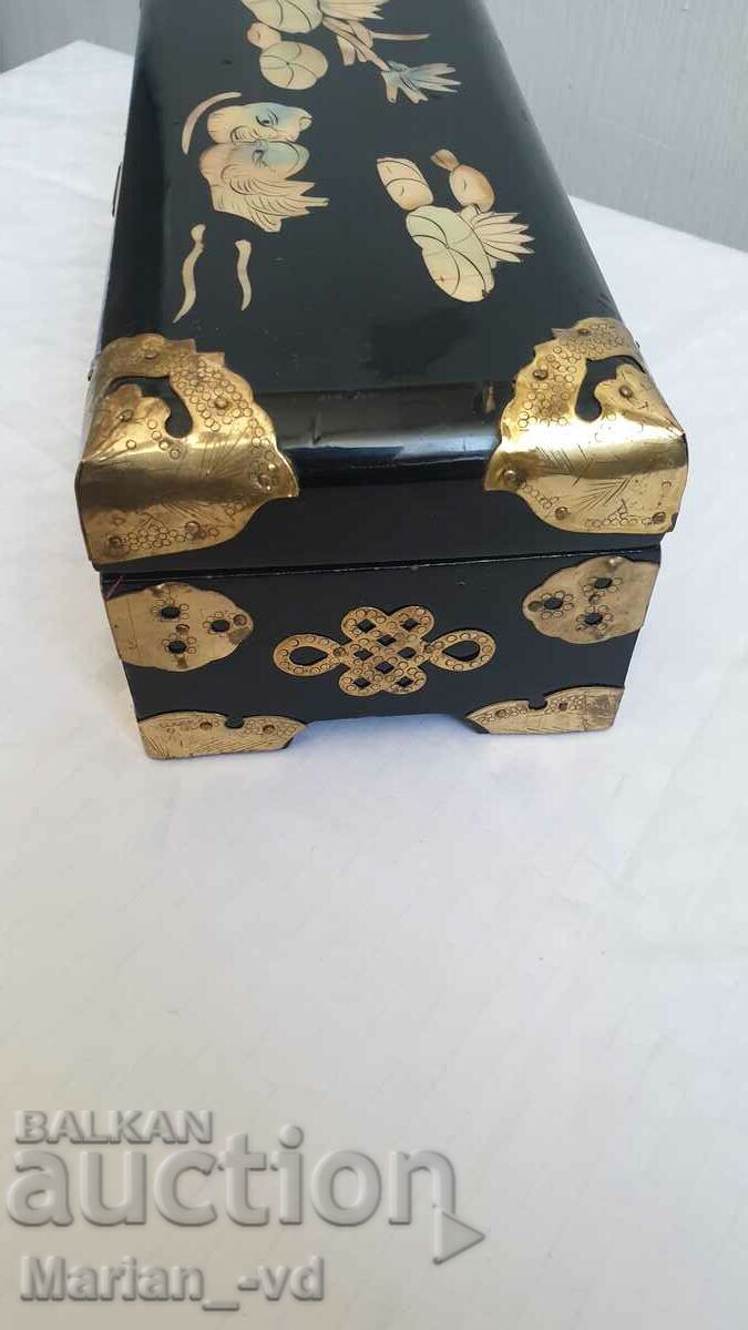 Delivery of Old Chinese jewelry box made of black wood and mother of pearl Delivery of Old Chinese jewelry box made of black wood and mother of pearl