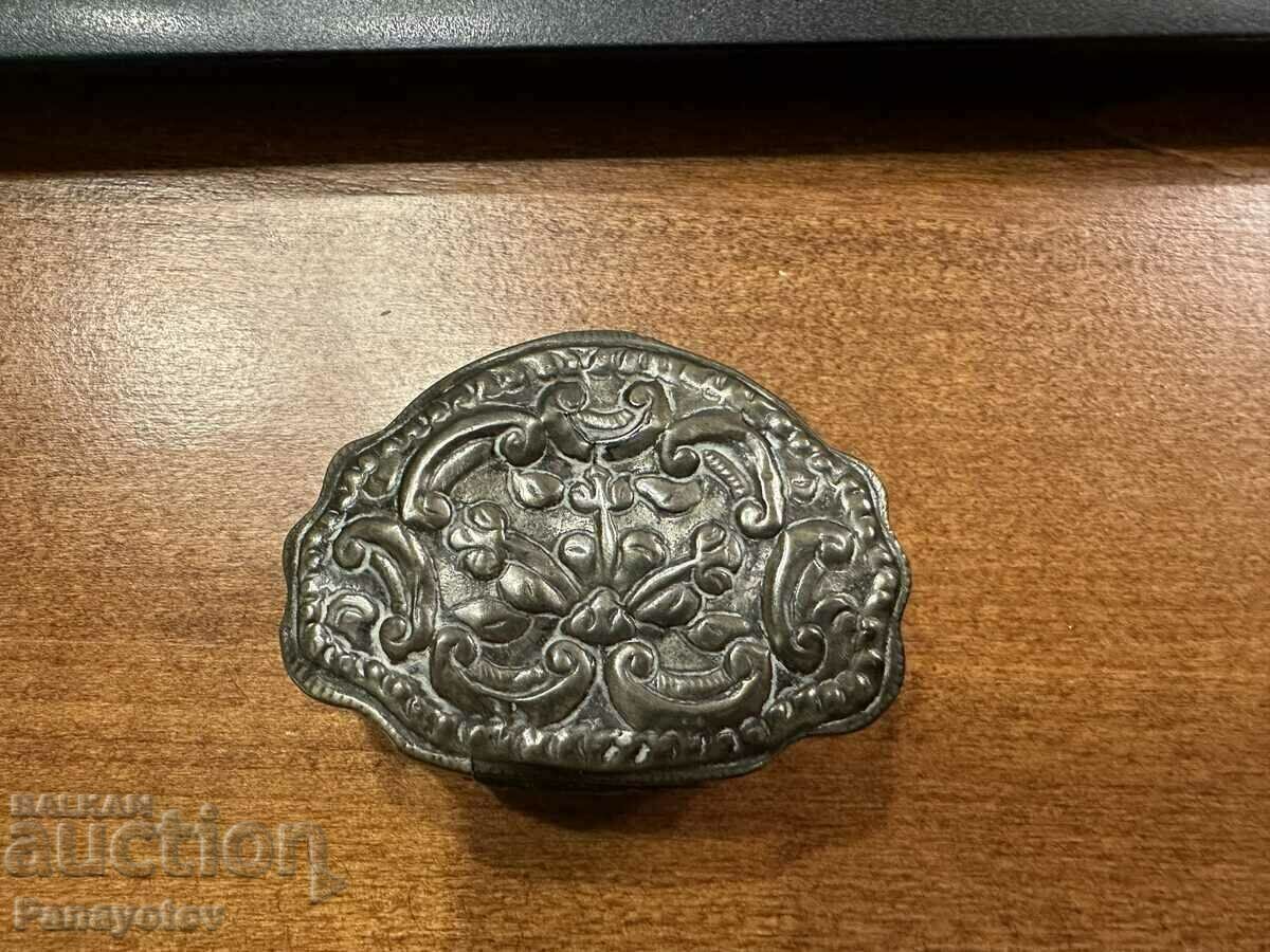 Auction  OLD SILVER WROUGHT RENAISSANCE SNUFF BOX