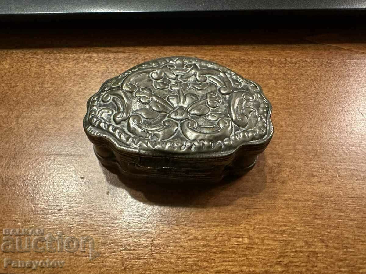 Delivery of OLD SILVER WROUGHT RENAISSANCE SNUFF BOX