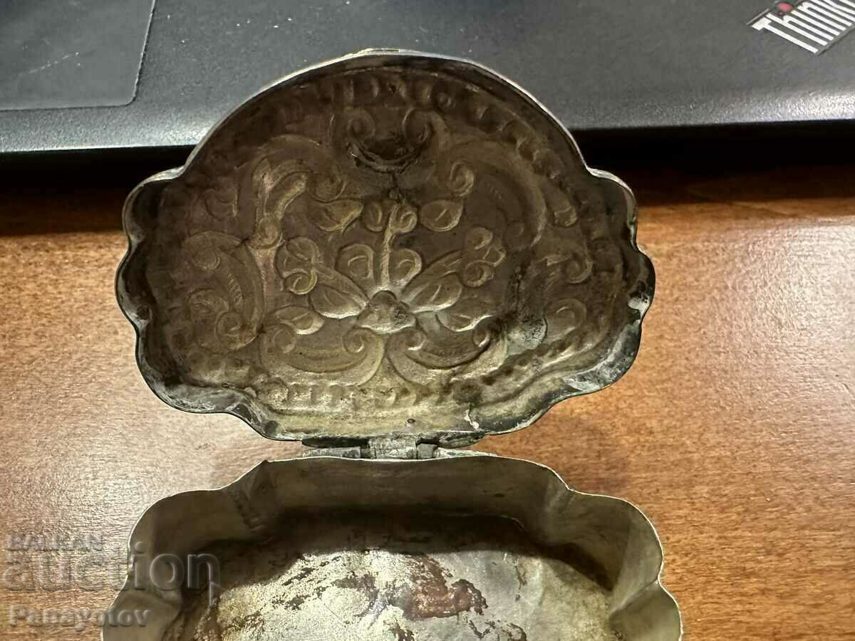 OLD SILVER WROUGHT RENAISSANCE SNUFF BOX - 6
