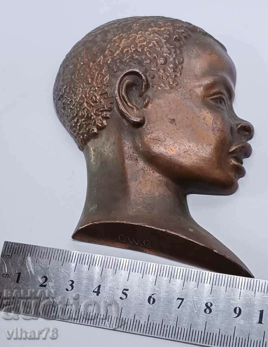 Доставка на Стара бронзова фигура за стена