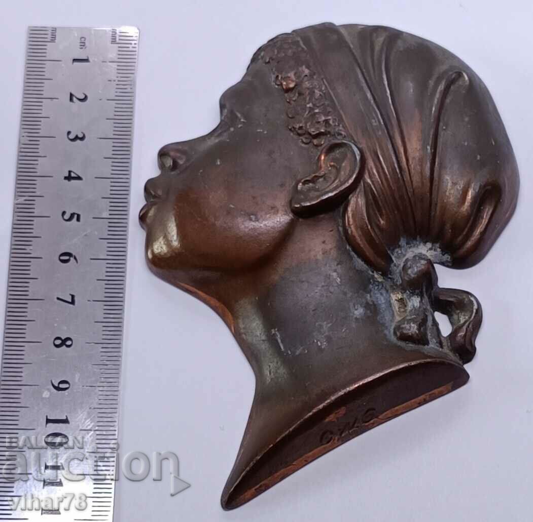 Аукцион Стара бронзова фигура за стена Аукцион Стара бронзова фигура за стена