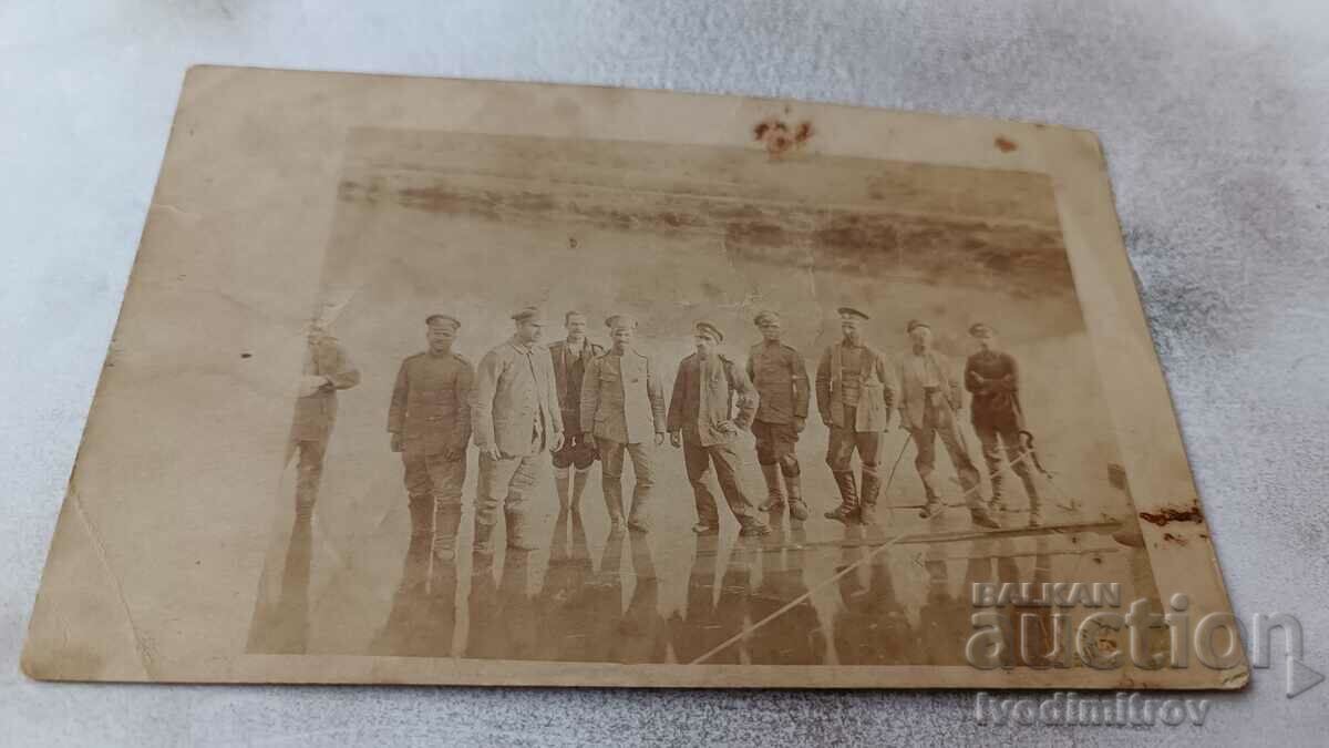 Снимка Офицери и войници на бент в река 1917 ПСВ