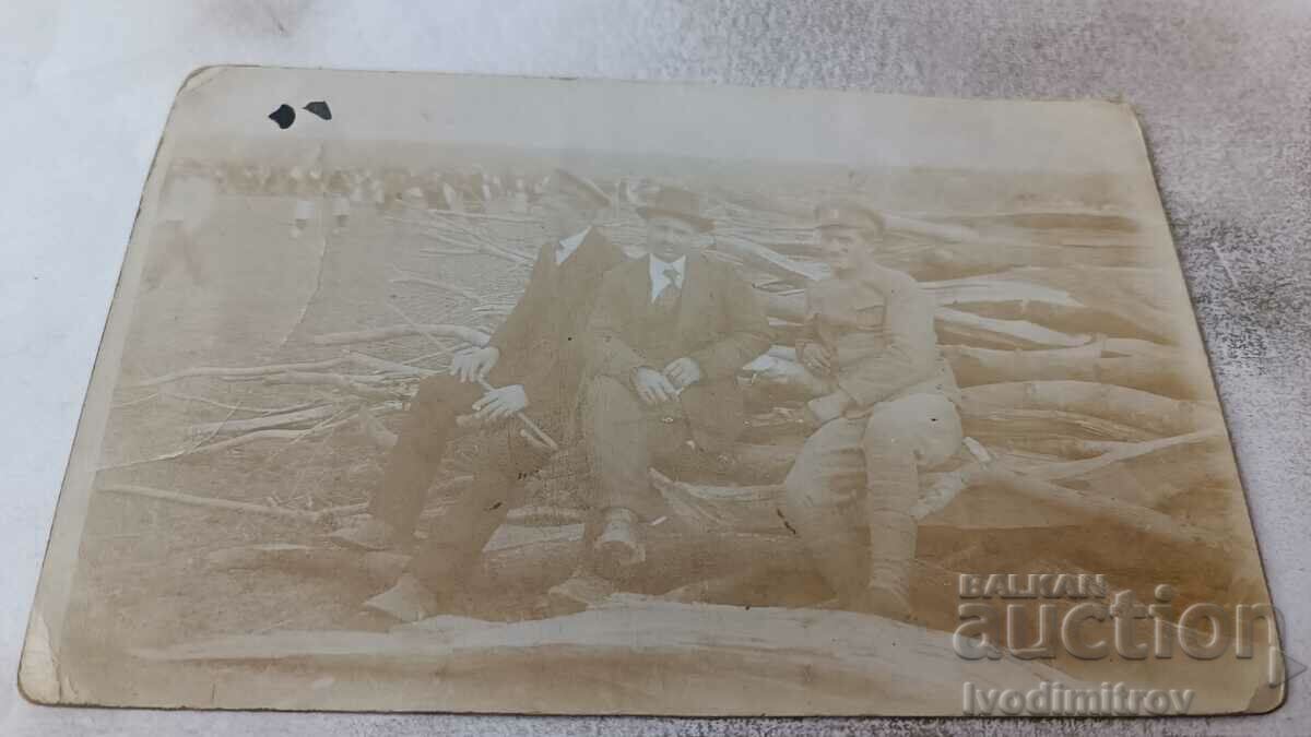 Dna Kara Agache Un ofițer și doi bărbați pe o grămadă de lemne 1920