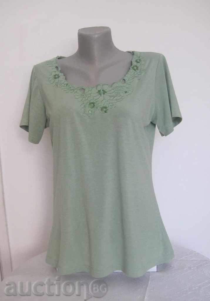 New blouse in green color
