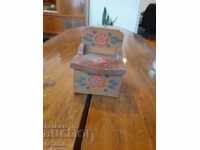 Scaun vechi, cutie, suvenir