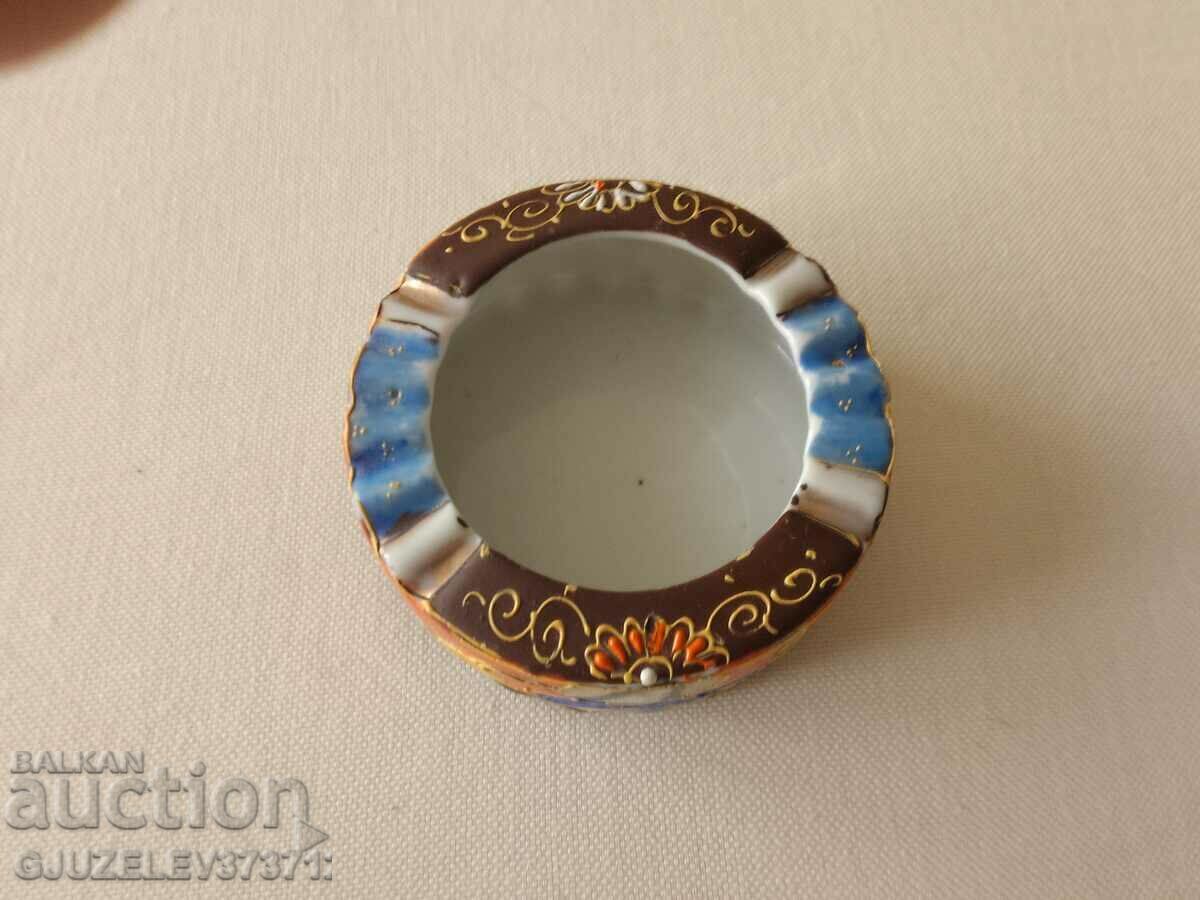 Delivery of Japanese porcelain painted ashtray
