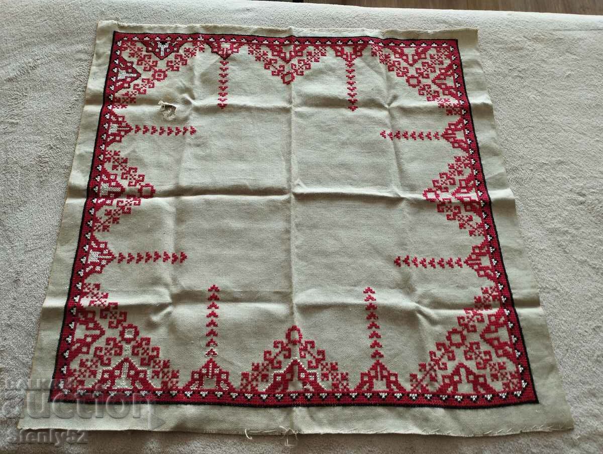 Embroidered tablecloth on a thick panel 78/78 cm. There is a hole on the panel