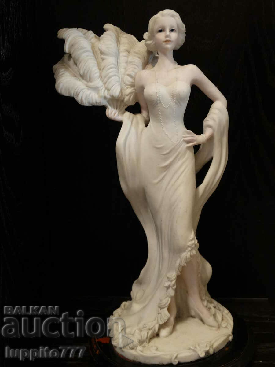 Sculptură figură feminină realizată manual din ipsos