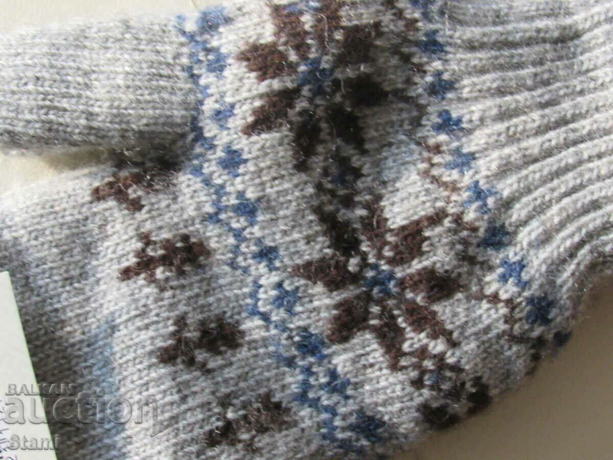 Delivery of Machine-Knitted Wool One-Finger Alpine Gloves