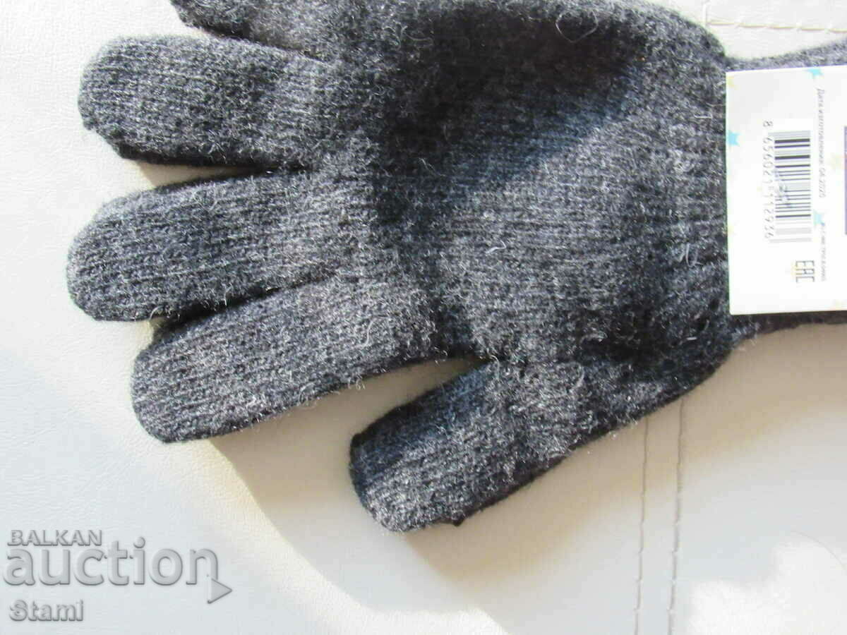 Γυναικεία πλεκτά γάντια από μαλλί με πέντε δάχτυλα με τιμή 28.00 BGN | € 14.32 Γυναικεία πλεκτά γάντια από μαλλί με πέντε δάχτυλα με τιμή 28.00 BGN | € 14.32