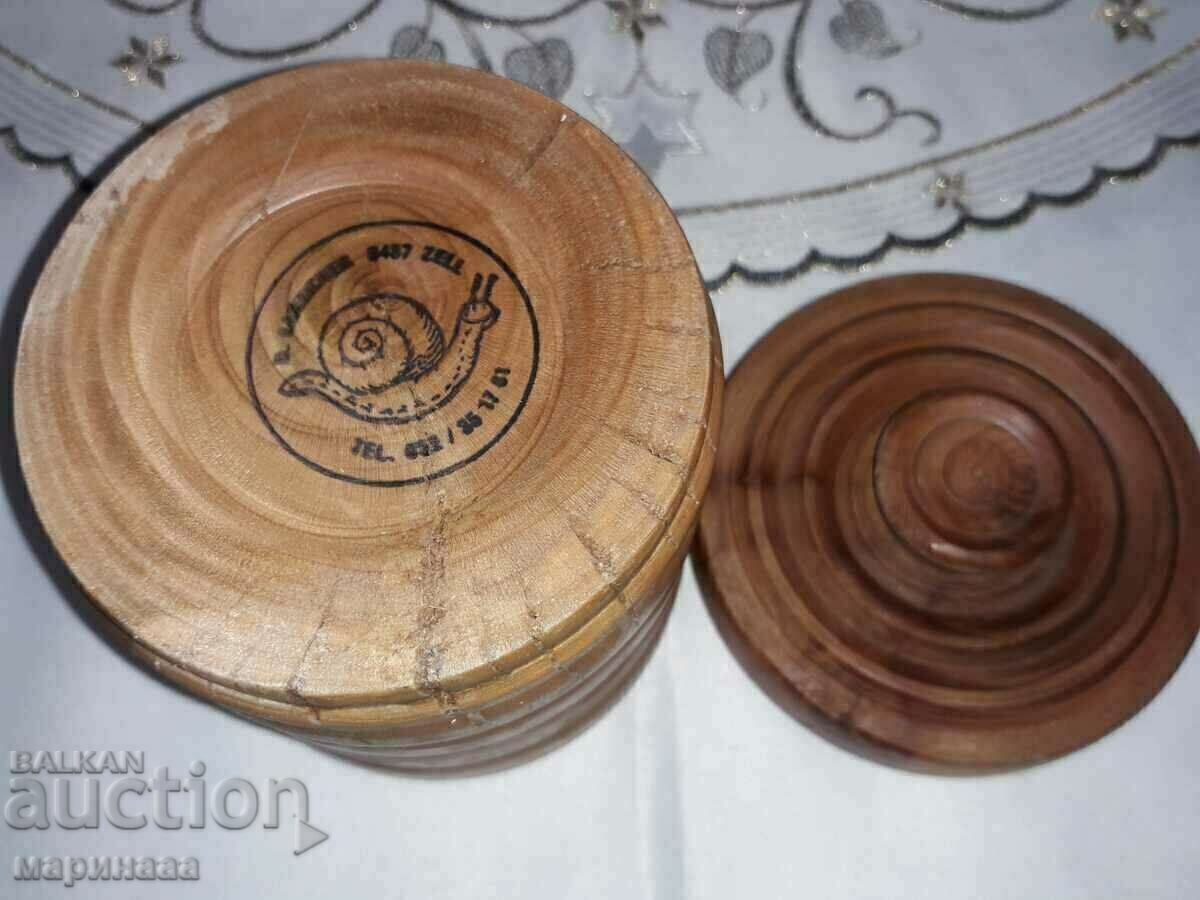 Delivery of A BOX. SOLID WOOD. MARKING