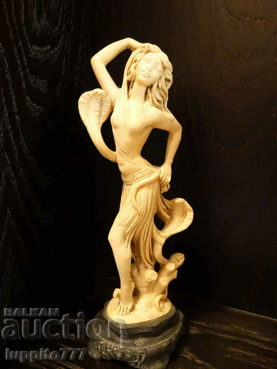 Ειδώλιο Ινδού χορευτή από βακελίτη και ξύλινο βάθρο με τιμή 250.00 BGN | € 127.82 Ειδώλιο Ινδού χορευτή από βακελίτη και ξύλινο βάθρο με τιμή 250.00 BGN | € 127.82