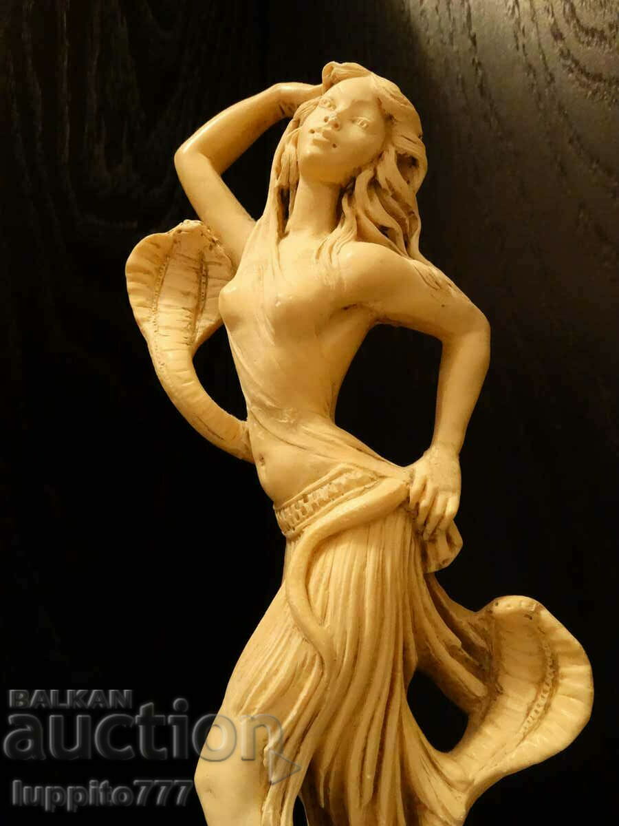 Статуетка индийска танцьорка от бакелит и постамент от дърво