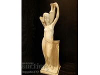 Statueta de sculptură a unei figuri feminine antice cu borcan