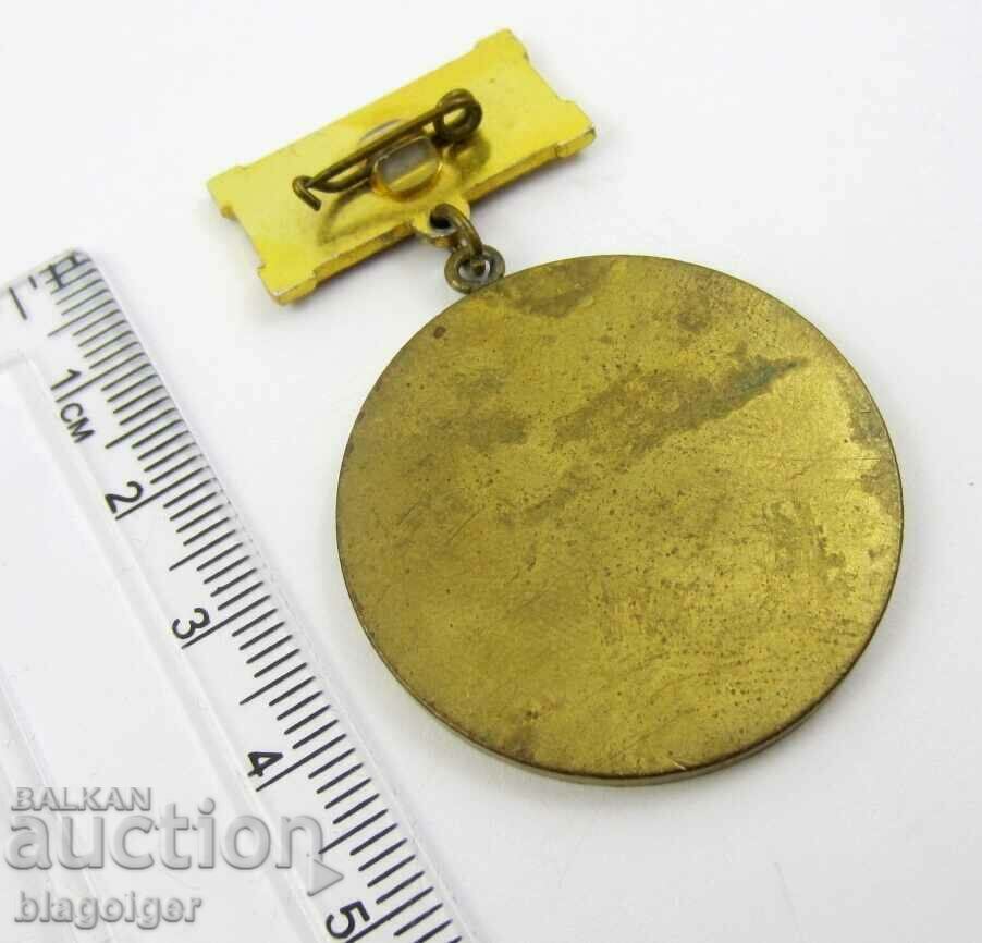 40 DE ANI DE OSO 1947-1987 PREMIAT INSIGNIE- MEDALIA- SOC cu preț 5.99 BGN | € 3.06