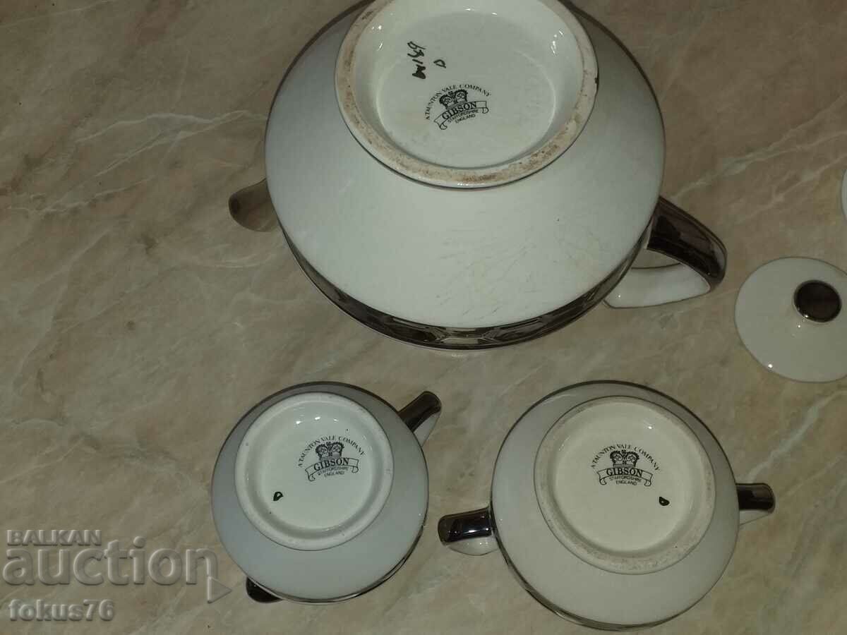Livrarea Set de ceai din portelan englezesc cu margine argintie Livrarea Set de ceai din portelan englezesc cu margine argintie