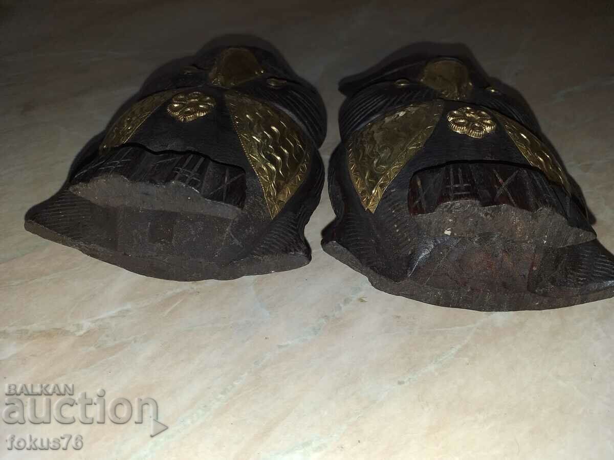 Δημοπρασία Πολλά ξύλινα και ορειχάλκινα ρόπαλα