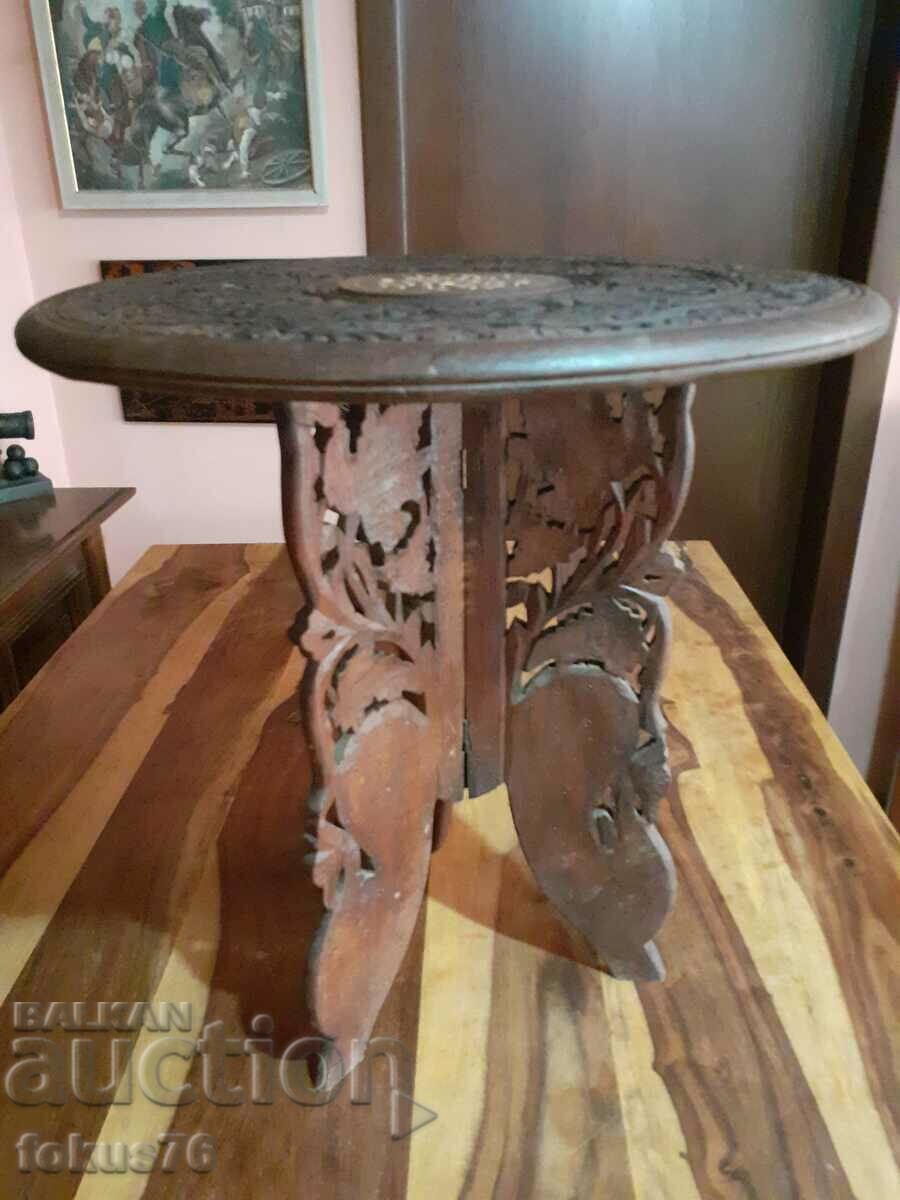 Măsuță veche sculptată în lemn cu incrustații de sidef cu preț 190.00 BGN | € 97.15