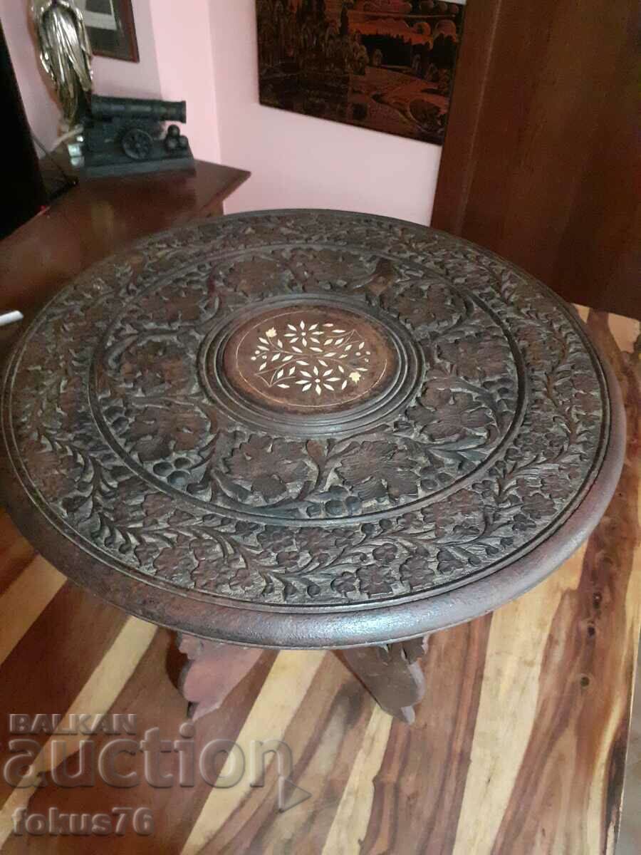 Licitație Măsuță veche sculptată în lemn cu incrustații de sidef