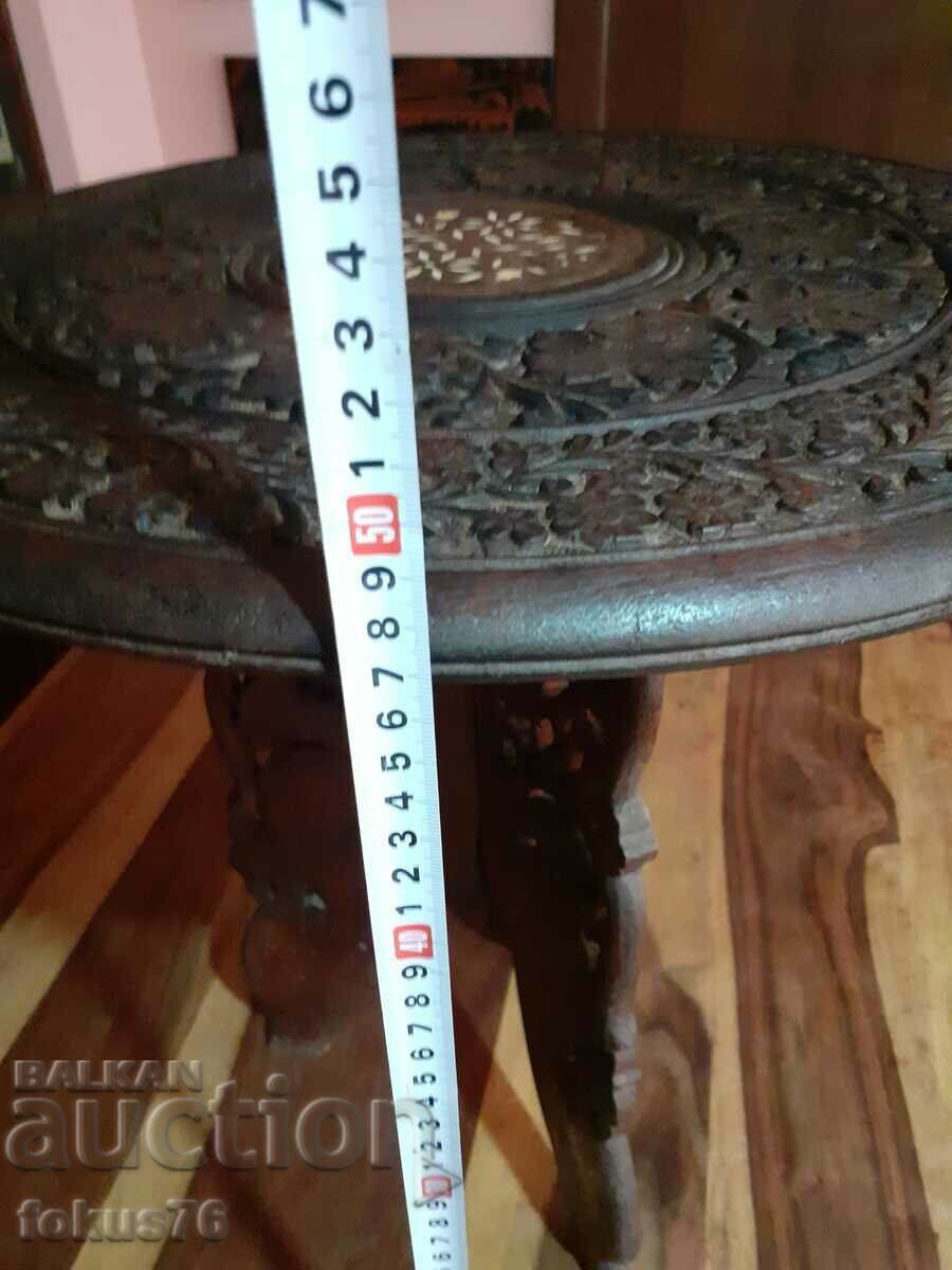 Livrarea Măsuță veche sculptată în lemn cu incrustații de sidef