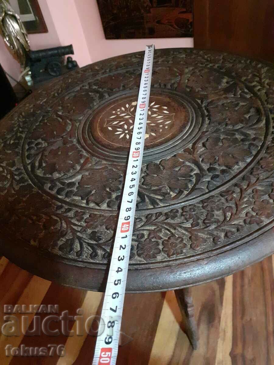 Măsuță veche sculptată în lemn cu incrustații de sidef - 5