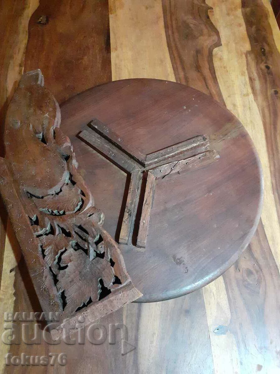 Măsuță veche sculptată în lemn cu incrustații de sidef - 7